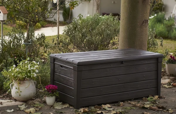 Aranżacja na tarasie skrzyni ogrodowej BRIGHTWOOD BOX o pojemności 455l