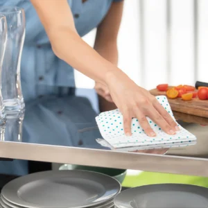 Kobieta podczas czyszczenia blatu barka ogrodowego UNITY CHEF Kobieta podczas czyszczenia blatu barka ogrodowego UNITY CHEF