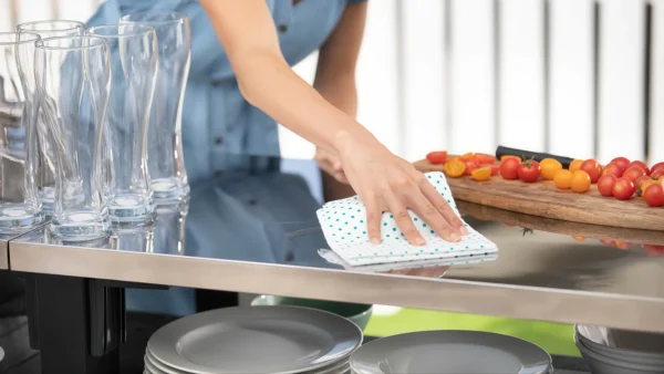 Kobieta podczas czyszczenia blatu barka ogrodowego UNITY CHEF Kobieta podczas czyszczenia blatu barka ogrodowego UNITY CHEF