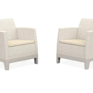 Dwa krzesła balkonowe Keter Scandi Forma w kolorze Pebble Grey-Soft Beige/oat z jasnymi poduszkami Dwa krzesła balkonowe Keter Scandi Forma w kolorze Pebble Grey-Soft Beige/oat z jasnymi poduszkami