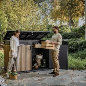 Szafa wielofunkcyjna Deco Horizontal 2020L Venetian Brown Keter z otwartymi drzwiami i klapą w ogrodowej aranżacji z parą osób