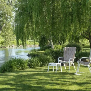 Poduszka na fotel FOLIO COMFORT Rosa Quarzo Sunbre – Nardi w ogrodzie nad rzeką, na białym fotelu ogrodowym