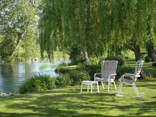 Poduszka na fotel FOLIO COMFORT Rosa Quarzo Sunbre – Nardi w ogrodzie nad rzeką, na białym fotelu ogrodowym