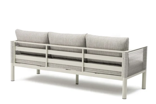 Widok z tyłu na sofę z zestawu mebli ogrodowych GENEVA PREMIUM Bjørkka w kolorze Melange Grey z jasną aluminiową ramą Widok z tyłu na sofę z zestawu mebli ogrodowych GENEVA PREMIUM Bjørkka w kolorze Melange Grey z jasną aluminiową ramą