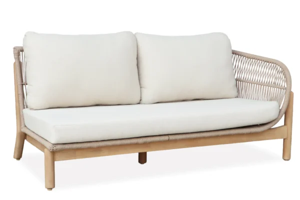 Dwuosobowa sofa ogrodowa z jasnymi poduszkami i plecionym oparciem packshot produktu