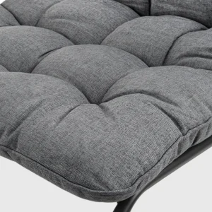 Zdjęcie przedstawiające materiał siedziska w fotelu bujanym Agava Dark Grey z bliska Zdjęcie przedstawiające materiał siedziska w fotelu bujanym Agava Dark Grey z bliska