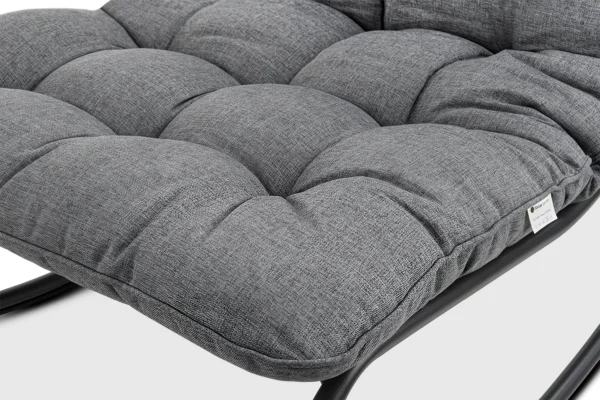 Zdjęcie przedstawiające materiał siedziska w fotelu bujanym Agava Dark Grey z bliska Zdjęcie przedstawiające materiał siedziska w fotelu bujanym Agava Dark Grey z bliska