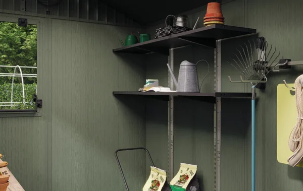 Półka jako wyposażenie wnętrza domku potting shed