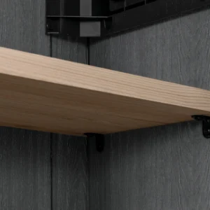 Zbliżenie na wewnętrzną półkę szafy wielofunkcyjnej Deco Horizontal 2020L Venetian Brown Keter z widocznymi wspornikami