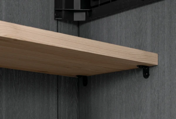Zbliżenie na wewnętrzną półkę szafy wielofunkcyjnej Deco Horizontal 2020L Venetian Brown Keter z widocznymi wspornikami