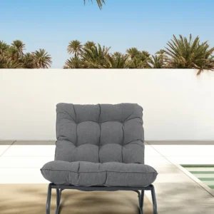 Fotel bujany AGAVA Dark Grey w aranżacji na tarasie, obok basenu, w tle białe ogrodzenie i palmy Fotel bujany AGAVA Dark Grey w aranżacji na tarasie, obok basenu, w tle białe ogrodzenie i palmy