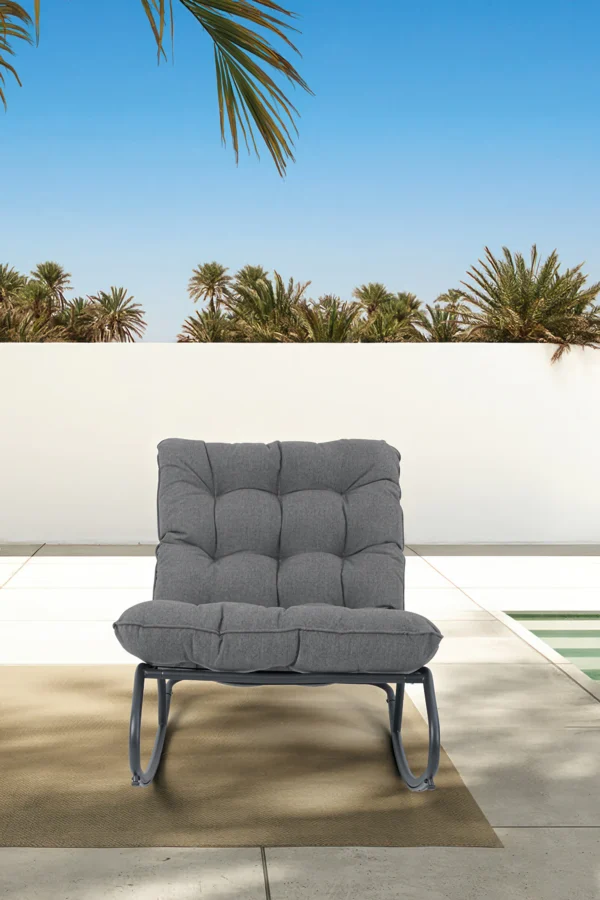 Fotel bujany AGAVA Dark Grey w aranżacji na tarasie, obok basenu, w tle białe ogrodzenie i palmy Fotel bujany AGAVA Dark Grey w aranżacji na tarasie, obok basenu, w tle białe ogrodzenie i palmy