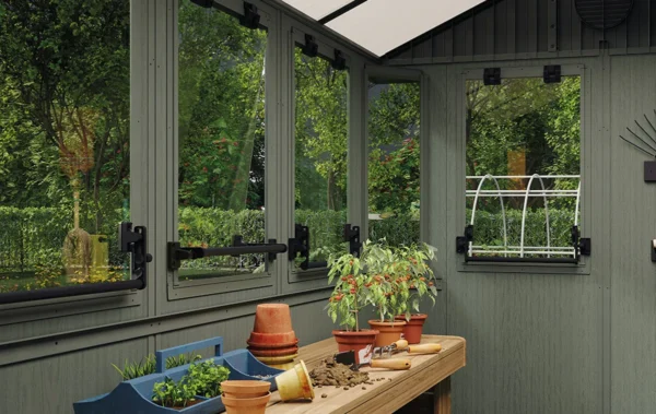 mini szklarnia w domku narzędziowym keter potting shed 6x8