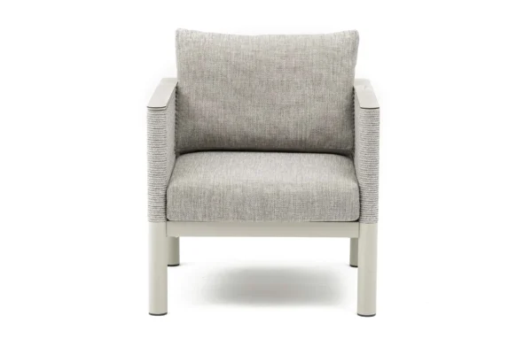 Fotel z zestawu mebli ogrodowych GENEVA PREMIUM Melange Grey Bjørkka z szarymi poduszkami i aluminiową konstrukcją w widoku przód Fotel z zestawu mebli ogrodowych GENEVA PREMIUM Melange Grey Bjørkka z szarymi poduszkami i aluminiową konstrukcją w widoku przód