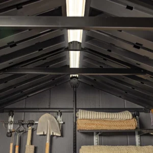 Wnętrze domku narzędziowego Keter DECO APEX 757/775 Walnut z widocznym oświetleniem i narzędziami Wnętrze domku narzędziowego Keter DECO APEX 757/775 Walnut z widocznym oświetleniem i narzędziami