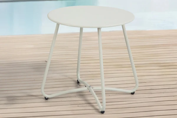 Stolik ogrodowy Art Light Beige w aranżacji na tarasie