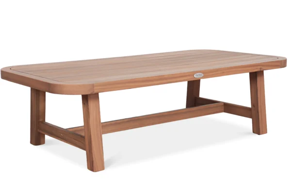 Stół kawowy z drewna akacjowego SKALA CAFFE Acacia Wood - Bjørkka z logo marki na blacie