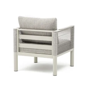 Widok z tyłu na fotel z zestawu mebli ogrodowych GENEVA PREMIUM Melange Grey z jasną aluminiową ramą i szarymi poduszkami Widok z tyłu na fotel z zestawu mebli ogrodowych GENEVA PREMIUM Melange Grey z jasną aluminiową ramą i szarymi poduszkami