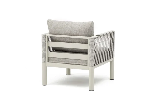 Widok z tyłu na fotel z zestawu mebli ogrodowych GENEVA PREMIUM Melange Grey z jasną aluminiową ramą i szarymi poduszkami Widok z tyłu na fotel z zestawu mebli ogrodowych GENEVA PREMIUM Melange Grey z jasną aluminiową ramą i szarymi poduszkami