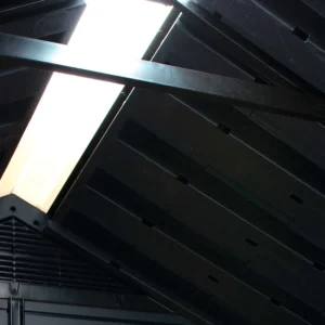 Wnętrze domku narzędziowego Keter DECO APEX z otworem wentylacyjnym Wnętrze domku narzędziowego Keter DECO APEX z otworem wentylacyjnym