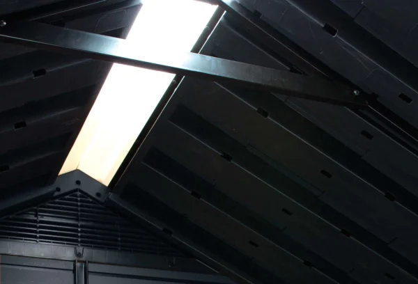 Wnętrze domku narzędziowego Keter DECO APEX z otworem wentylacyjnym Wnętrze domku narzędziowego Keter DECO APEX z otworem wentylacyjnym
