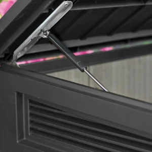 Zbliżenie na mechanizm otwierający pokrywę szafy wielofunkcyjnej Deco Horizontal 2020L Keter w kolorze brązowym