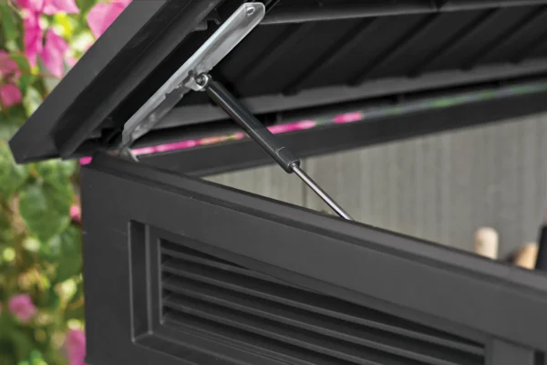 Zbliżenie na mechanizm otwierający pokrywę szafy wielofunkcyjnej Deco Horizontal 2020L Keter w kolorze brązowym
