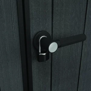 zbliżenie na czarną klamkę z czarną kłódką domku narzędziowego Keter DECO APEX 7511/1175 Ashwood zbliżenie na czarną klamkę z czarną kłódką domku narzędziowego Keter DECO APEX 7511/1175 Ashwood