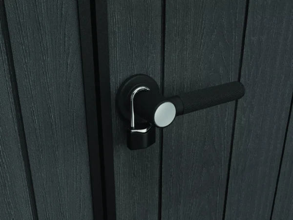 zbliżenie na czarną klamkę z czarną kłódką domku narzędziowego Keter DECO APEX 7511/1175 Ashwood zbliżenie na czarną klamkę z czarną kłódką domku narzędziowego Keter DECO APEX 7511/1175 Ashwood