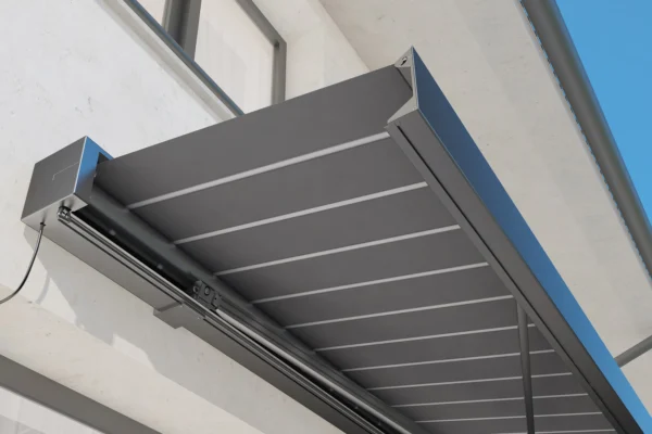 Markiza tarasowa PRIME AUTOMATIC 400x300 GREY/WHITE z oświetleniem LED i czujnikiem wiatru/słońca – Gutroof — zdjęcie wariantu 11 Markiza tarasowa PRIME AUTOMATIC 400x300 GREY/WHITE z oświetleniem LED i czujnikiem wiatru/słońca – Gutroof — zdjęcie wariantu 11