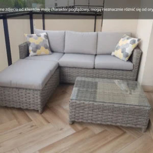 Zestaw narożny Marco Caffe w aranżacji balkonowej; szara sofa z poduszkami i pufą, stolik ze szklanym blatem, dekoracyjne poduszki w geometryczne wzory. Zestaw narożny Marco Caffe w aranżacji balkonowej; szara sofa z poduszkami i pufą, stolik ze szklanym blatem, dekoracyjne poduszki w geometryczne wzory.