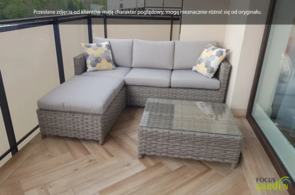 Zestaw narożny Marco Caffe w aranżacji balkonowej; szara sofa z poduszkami i pufą, stolik ze szklanym blatem, dekoracyjne poduszki w geometryczne wzory. Zestaw narożny Marco Caffe w aranżacji balkonowej; szara sofa z poduszkami i pufą, stolik ze szklanym blatem, dekoracyjne poduszki w geometryczne wzory.
