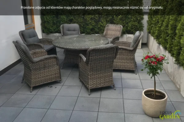 Elegancki zestaw mebli ogrodowych BARCELONA Melange z technorattanu: okrągły stolik ze szklanym blatem otoczony sześcioma fotelami z szarymi poduszkami, ustawiony na tarasie obok ż
