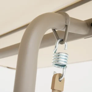 Zbliżenie na metalowy zaczep ze sprężyną huśtawki ogrodowej ORTA Beige marki Bjørkka Zbliżenie na metalowy zaczep ze sprężyną huśtawki ogrodowej ORTA Beige marki Bjørkka