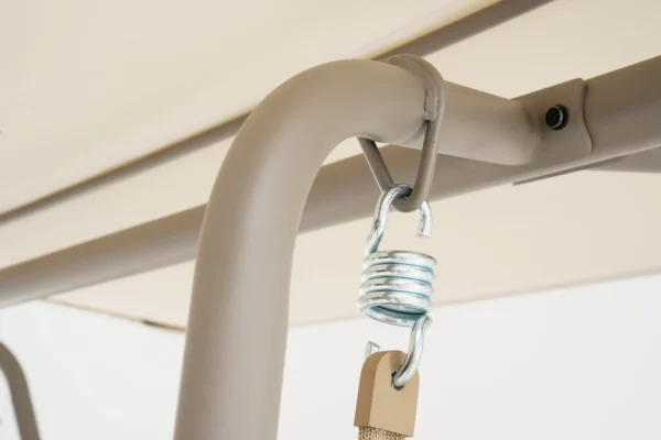 Zbliżenie na metalowy zaczep ze sprężyną huśtawki ogrodowej ORTA Beige marki Bjørkka Zbliżenie na metalowy zaczep ze sprężyną huśtawki ogrodowej ORTA Beige marki Bjørkka