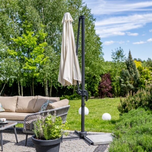 Parasol ogrodowy Kazuar 3,5 m – beżowy – aranżacja