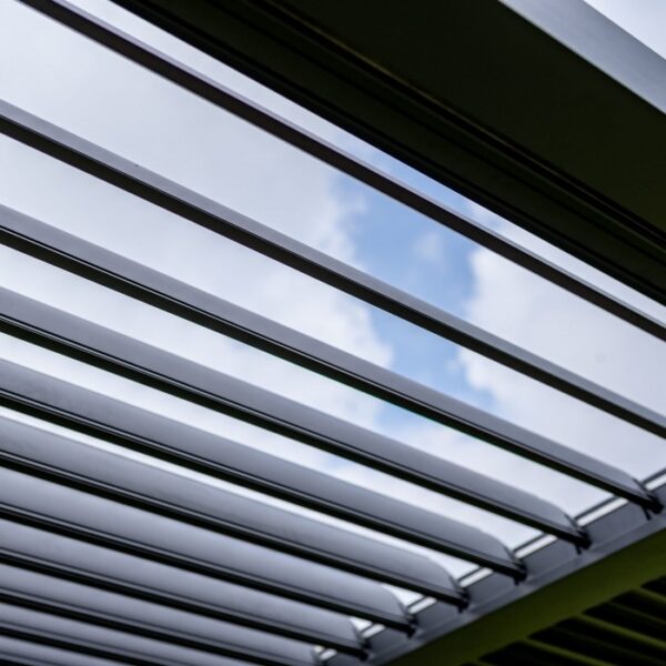 Pergola tarasowa Luxe 3 × 4 m, wys. 2,5 m – antracytowa – szczegóły wykonania Pergola tarasowa Luxe 3 × 4 m, wys. 2,5 m – antracytowa – szczegóły wykonania