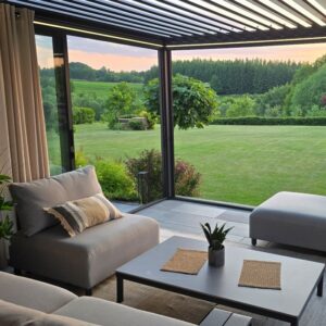 Pergola elektryczna Luxe 4 × 4 m, wys. 2,5 m – antracytowa – aranżacja Pergola elektryczna Luxe 4 × 4 m, wys. 2,5 m – antracytowa – aranżacja