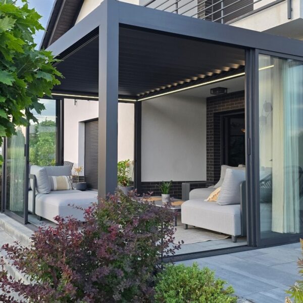 Pergola elektryczna Luxe 4 × 4 m, wys. 2,5 m – antracytowa – aranżacja Pergola elektryczna Luxe 4 × 4 m, wys. 2,5 m – antracytowa – aranżacja