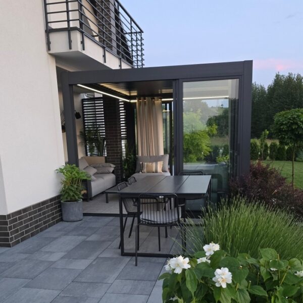 Pergola elektryczna Luxe 4 × 4 m, wys. 2,5 m – antracytowa – aranżacja Pergola elektryczna Luxe 4 × 4 m, wys. 2,5 m – antracytowa – aranżacja