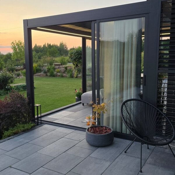 Pergola elektryczna Luxe 4 × 4 m, wys. 2,5 m – antracytowa – aranżacja Pergola elektryczna Luxe 4 × 4 m, wys. 2,5 m – antracytowa – aranżacja