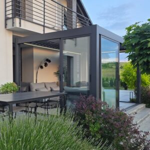Pergola elektryczna Luxe 4 × 4 m, wys. 2,5 m – antracytowa – aranżacja Pergola elektryczna Luxe 4 × 4 m, wys. 2,5 m – antracytowa – aranżacja