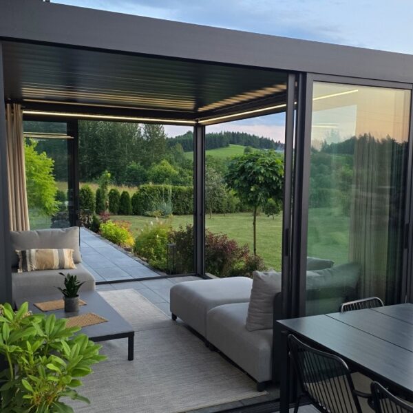Pergola elektryczna Luxe 4 × 4 m, wys. 2,5 m – antracytowa – aranżacja Pergola elektryczna Luxe 4 × 4 m, wys. 2,5 m – antracytowa – aranżacja