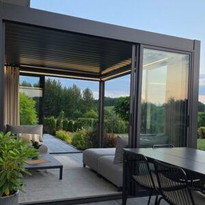 Pergola elektryczna Luxe 4 × 4 m, wys. 2,5 m – antracytowa – aranżacja Pergola elektryczna Luxe 4 × 4 m, wys. 2,5 m – antracytowa – aranżacja