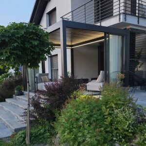 Pergola elektryczna Luxe 4 × 4 m, wys. 2,5 m – antracytowa – aranżacja Pergola elektryczna Luxe 4 × 4 m, wys. 2,5 m – antracytowa – aranżacja