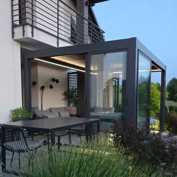 Pergola elektryczna Luxe 4 × 4 m, wys. 2,5 m – antracytowa – aranżacja Pergola elektryczna Luxe 4 × 4 m, wys. 2,5 m – antracytowa – aranżacja