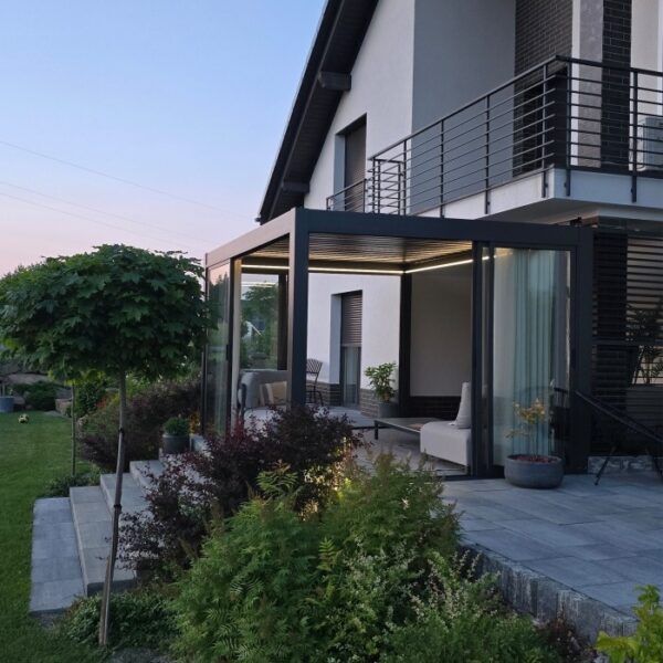 Pergola elektryczna Luxe 4 × 4 m, wys. 2,5 m – antracytowa – aranżacja Pergola elektryczna Luxe 4 × 4 m, wys. 2,5 m – antracytowa – aranżacja