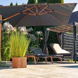Parasol ogrodowy Roma MID 3 × 3 m – antracyt – aranżacja