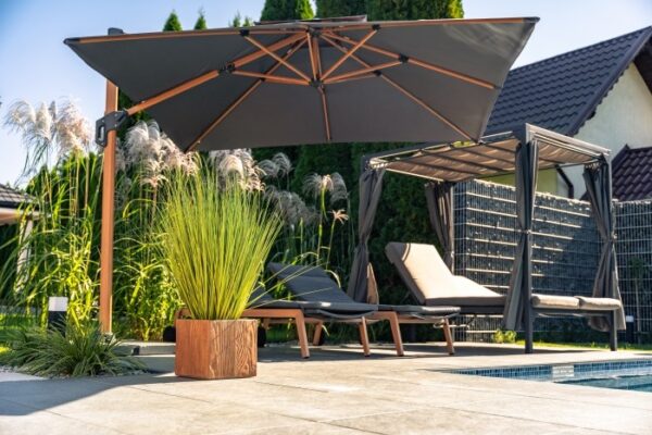 Parasol ogrodowy Roma MID 3 × 3 m – antracyt – aranżacja