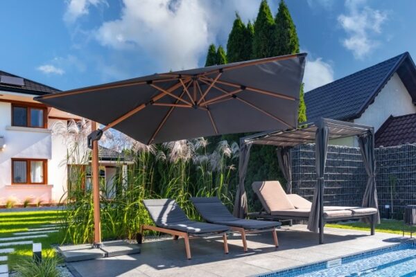 Parasol ogrodowy Roma MID 3 × 3 m – antracyt – aranżacja